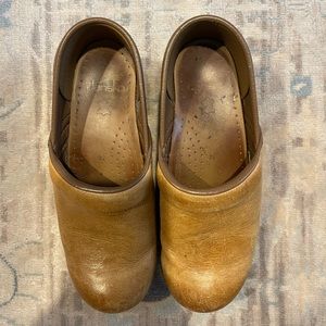 Dansko clogs- distressed honey